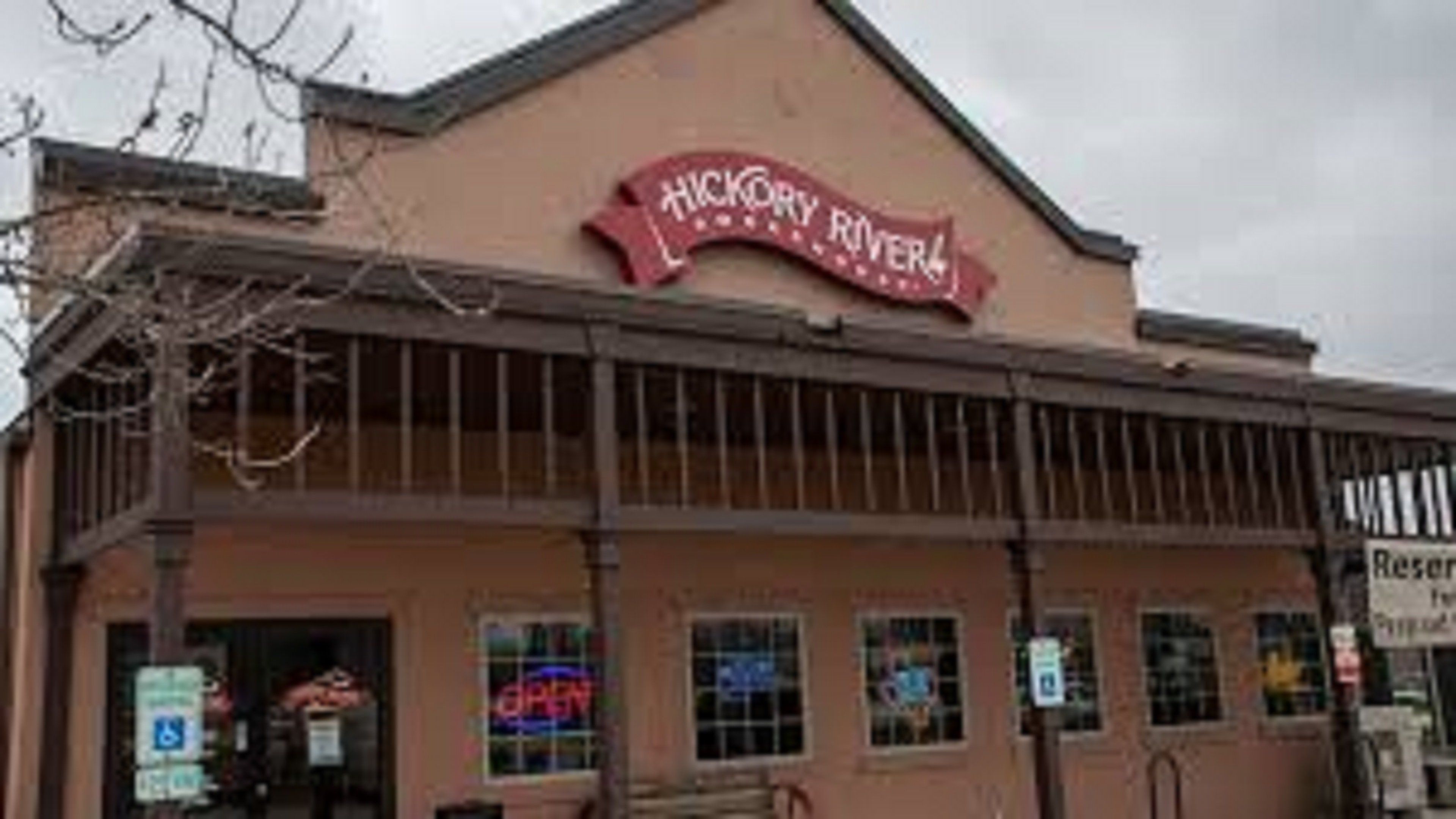 Un edificio con un cartel que dice 'Hickory River'.