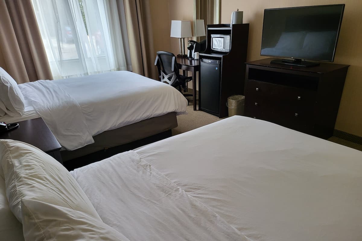 Standardzimmer, 2 Queen-Betten, barrierefrei (Communications) | Hochwertige Bettwaren, Schreibtisch, Verdunkelungsvorhänge
