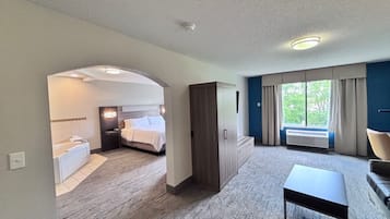 Hochwertige Bettwaren, Zimmersafe, Schreibtisch, Verdunkelungsvorhänge