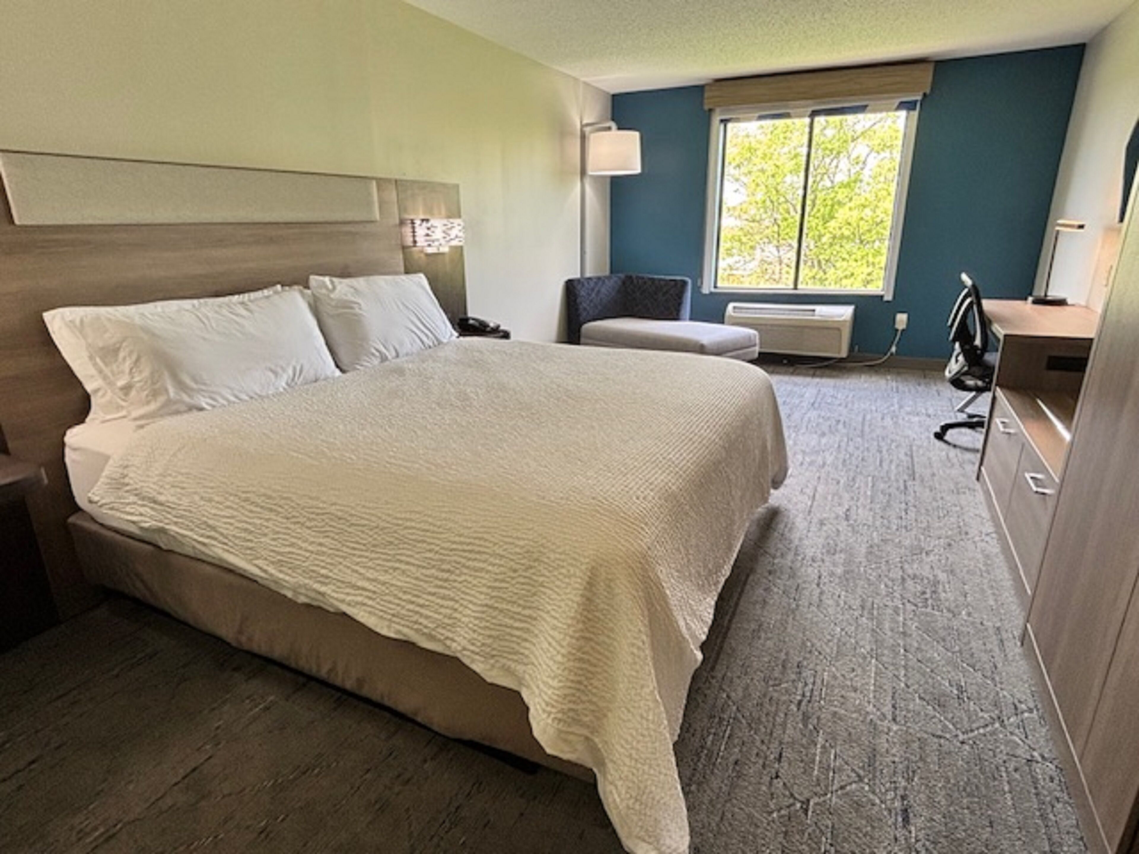 Standard Room | Peralatan tempat tidur premium, meja, langsir/tirai gelap terus 