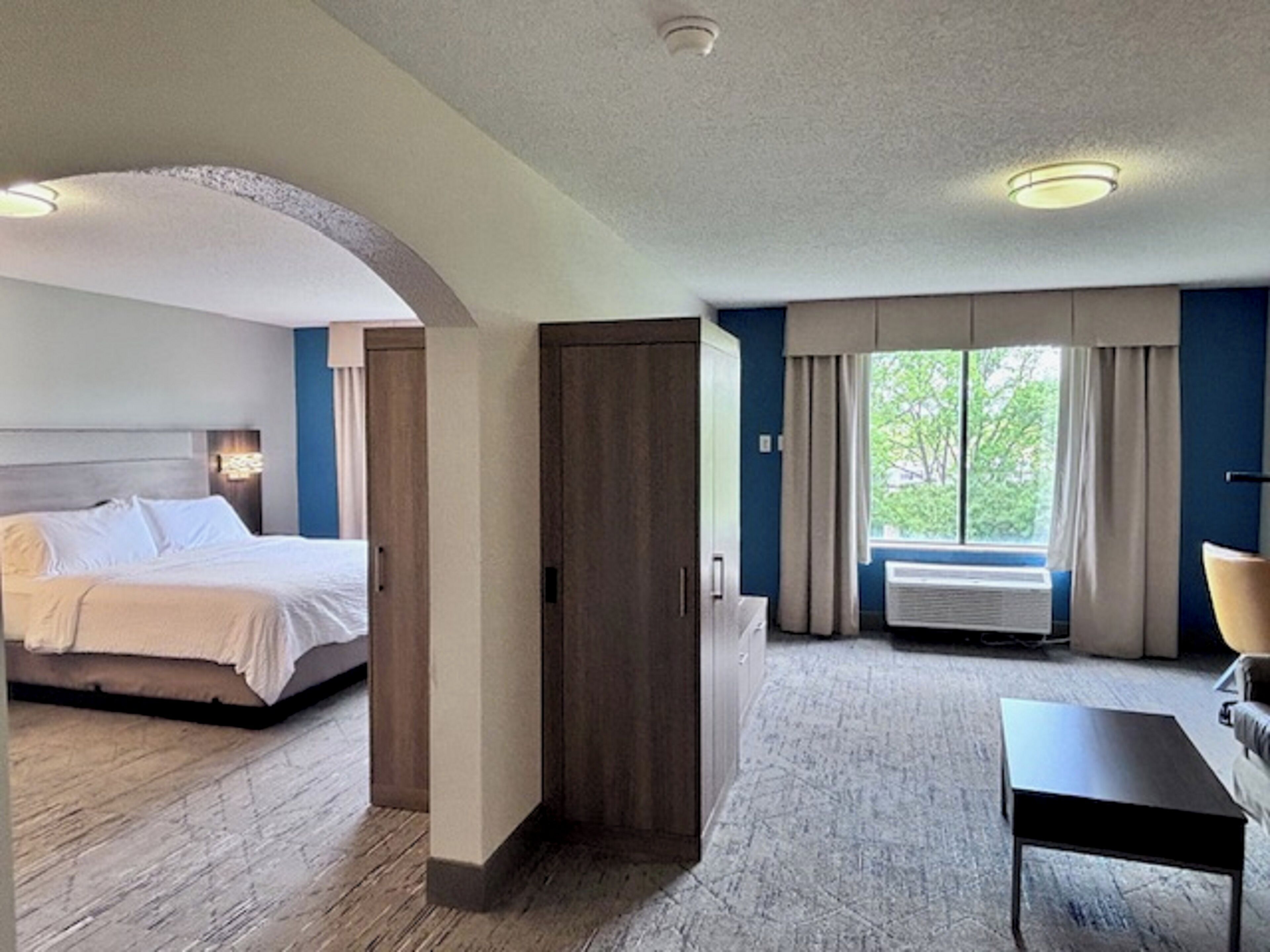 Suite, 1 King Bed with Sofa bed, Jetted Tub | Premium bedding, in-room safe, desk, blackout curtains