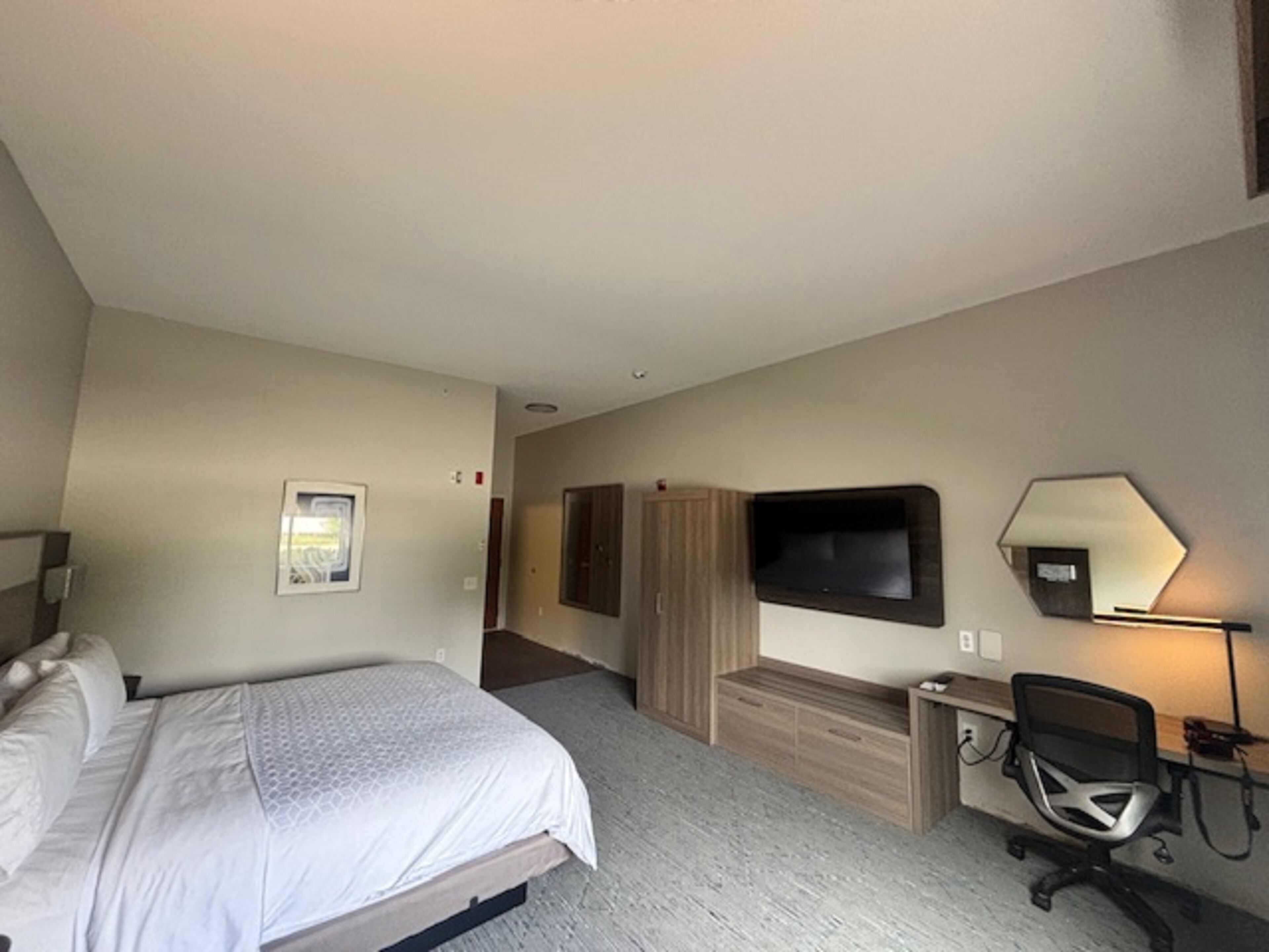 Peralatan tempat tidur premium, meja, langsir/tirai gelap terus 