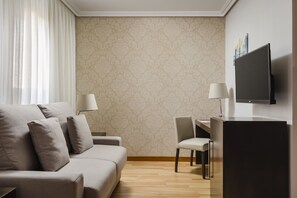 Minibar, odada kasa, masa, ses yalıtımı 