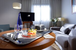 Minibar, coffres-forts dans les chambres, bureau, chambres insonorisées