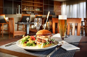 Der serveres morgenmad, aftensmad og middelhavsretter