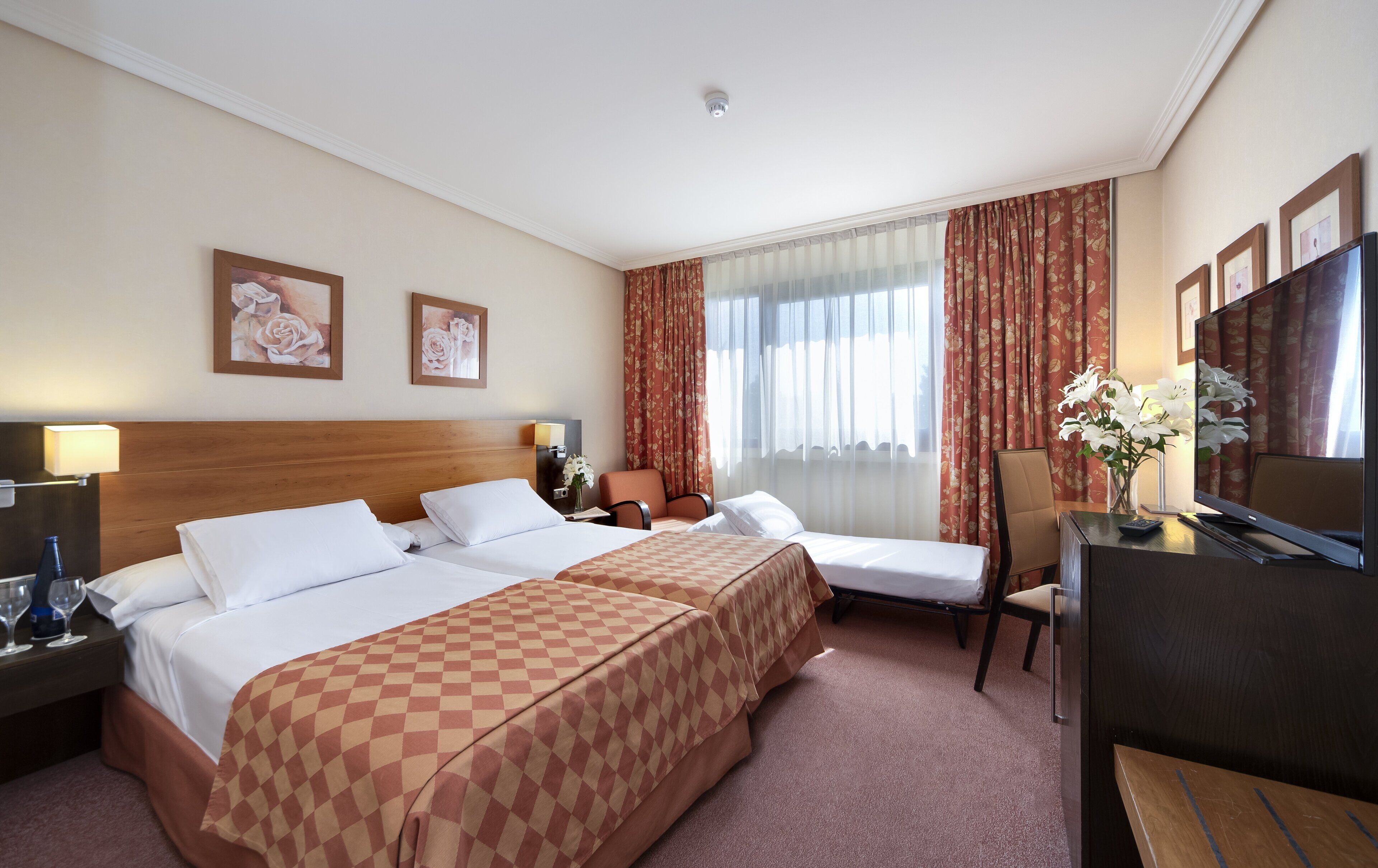 Minibar, caja de seguridad en la habitación y escritorio 