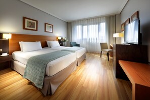 Minibar, odada kasa, masa, ses yalıtımı 