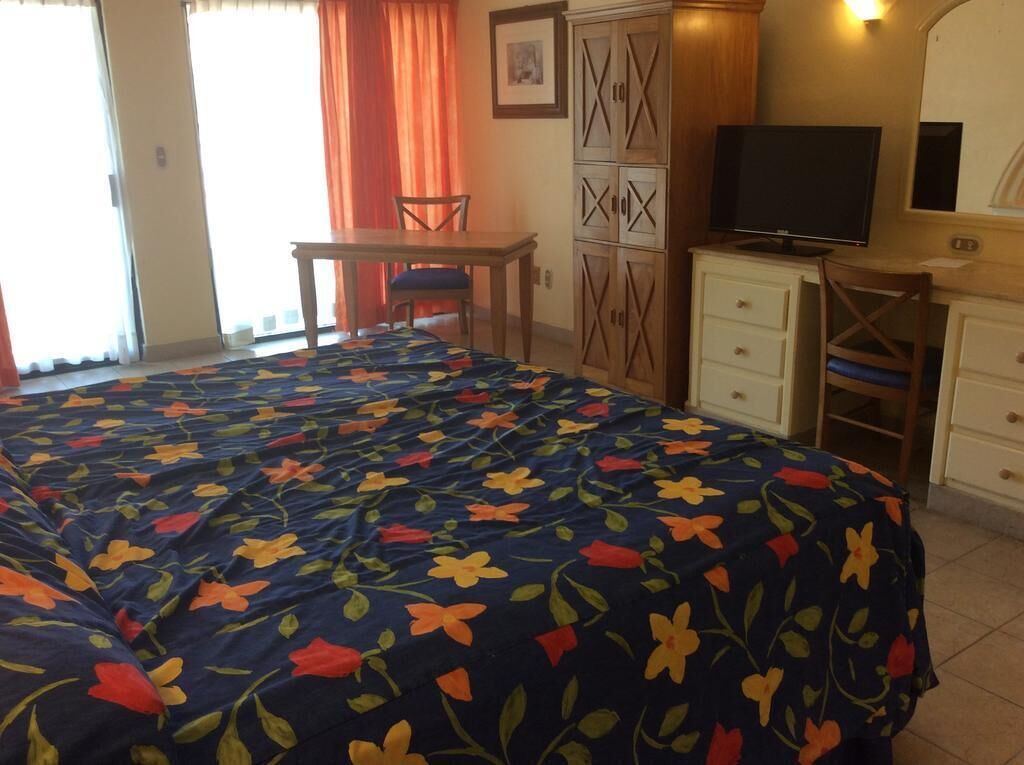 Ropa de cama de alta calidad y caja de seguridad en la habitación 