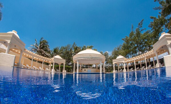 Piscine à débordement