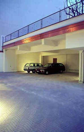 Aparcamiento sin asistencia (20 EUR por día)