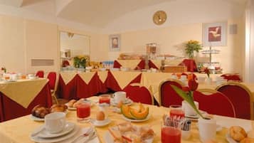 Petit déjeuner buffet (10 EUR par personne)