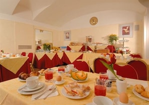 Colazione a buffet, servita tutte le mattine (7.50 EUR a persona) 