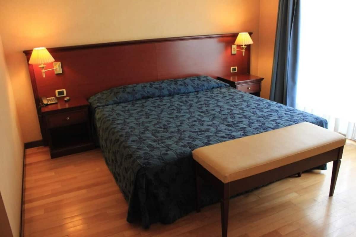 Chambre, 1 lit double | Literie hypoallergénique, minibar, coffres-forts dans les chambres