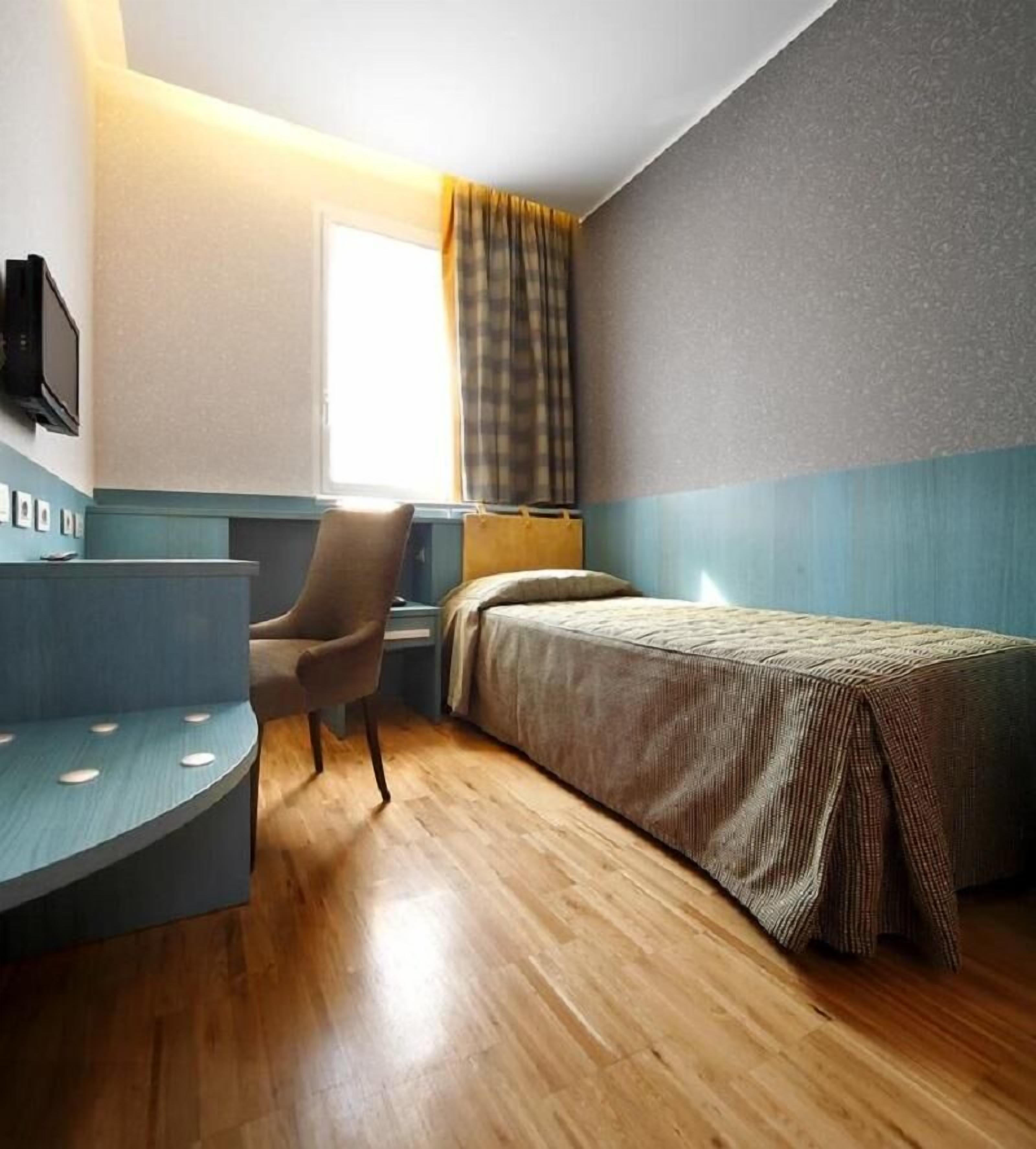 Hypo-allergenic bedding, minibar, in-room safe, desk