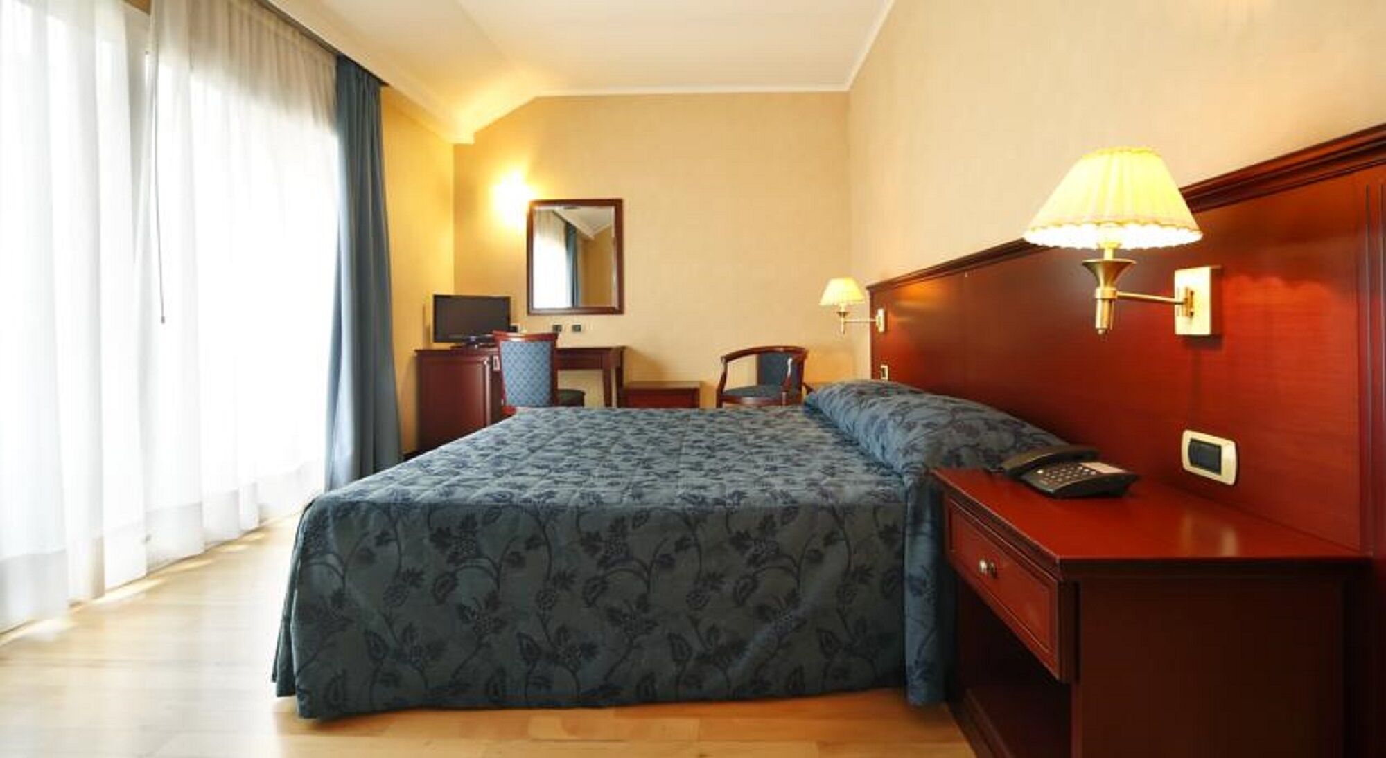 Hypo-allergenic bedding, minibar, in-room safe, desk