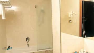 Duschwanne, kostenlose Toilettenartikel, Haartrockner, Bidet