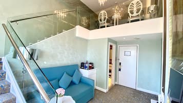Deluxe-suite - 1 soveværelse | Opholdsområde | Fladskærms-tv