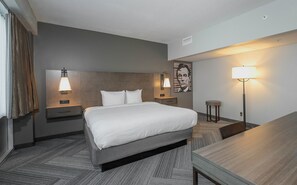 Daunenbettdecken, Schreibtisch, laptopgeeigneter Arbeitsplatz