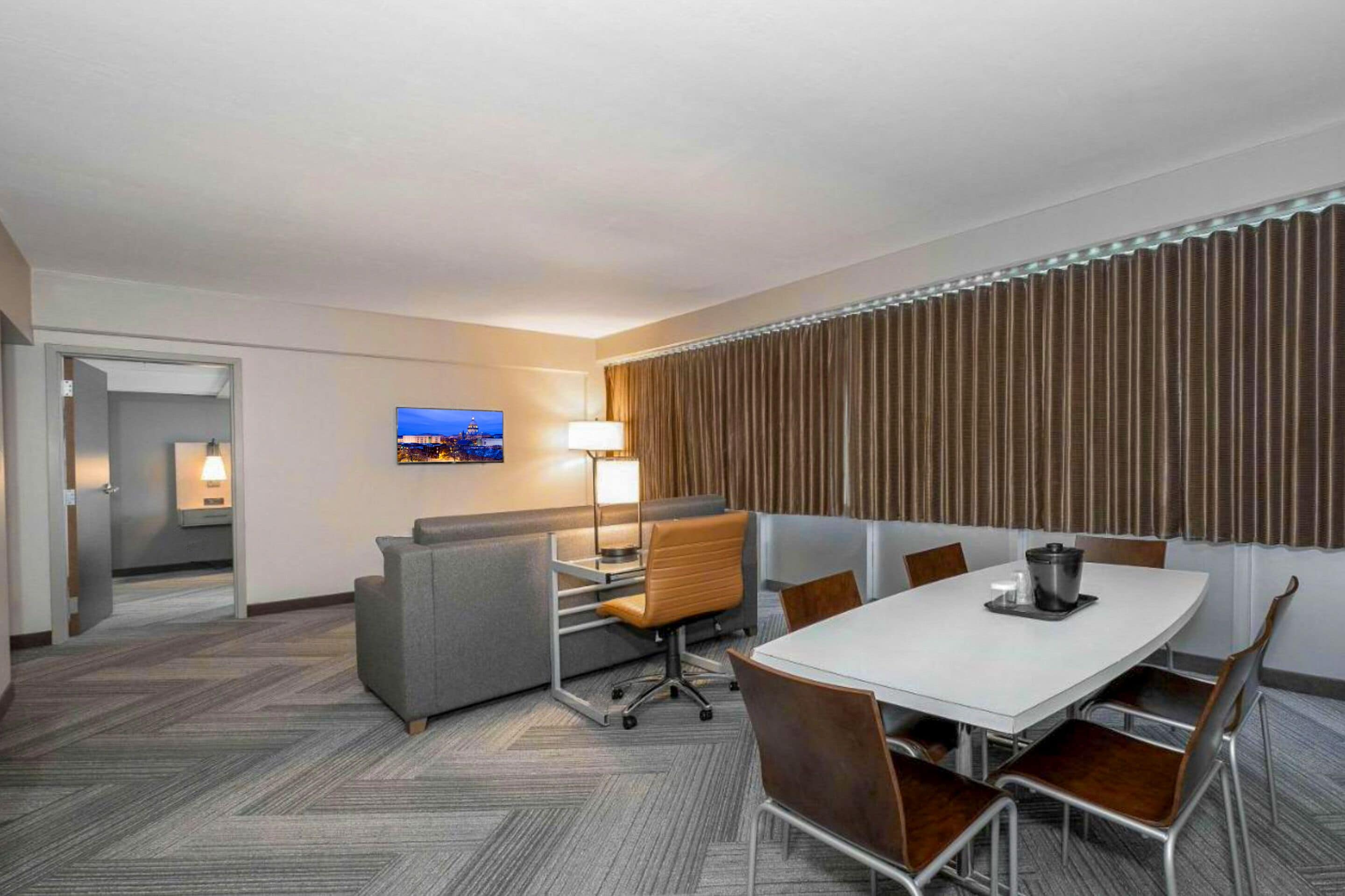 37-吋電視，提供有線頻道