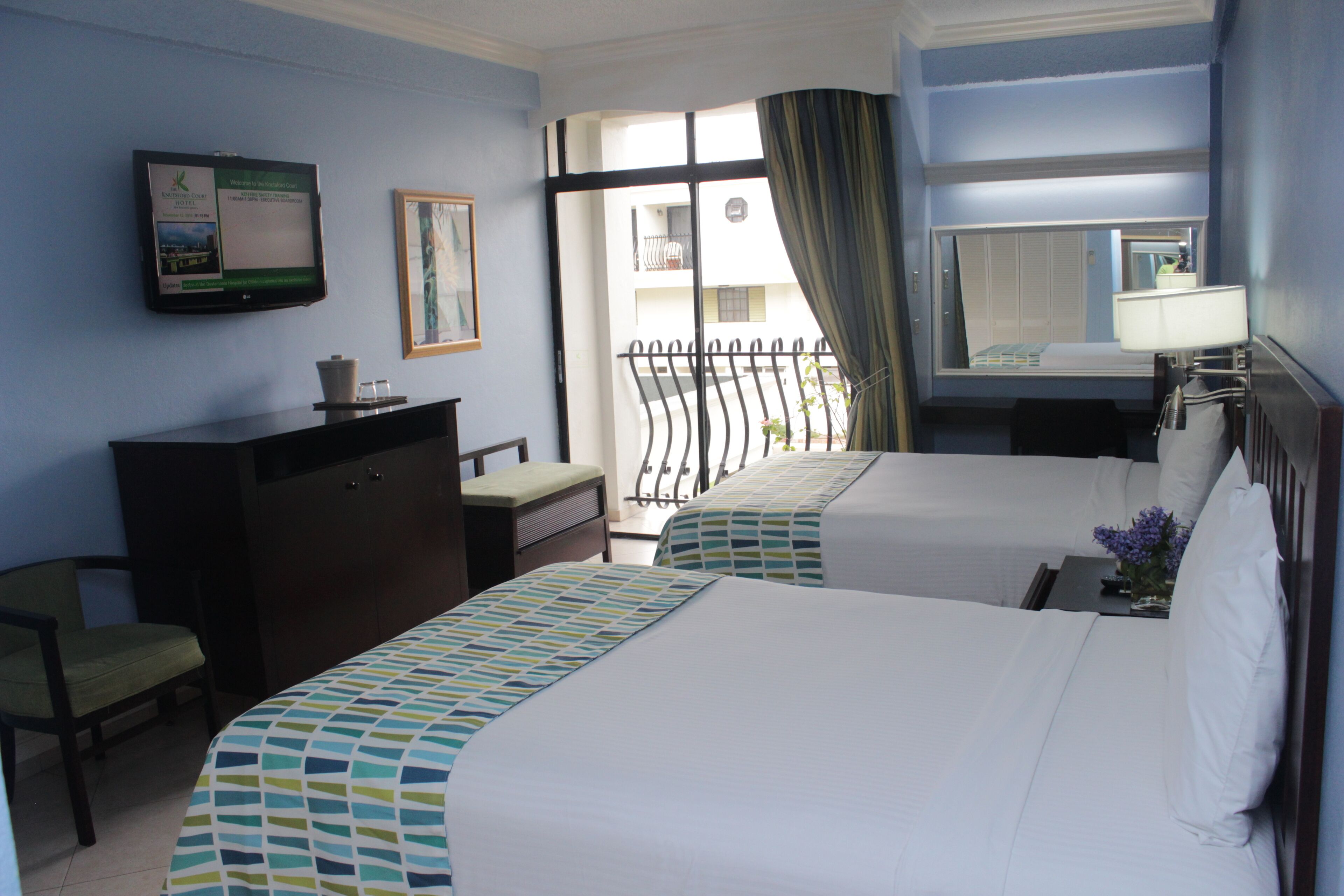 スーペリア ダブルルーム | セーフティボックス (室内)、デスク、ノートパソコン用作業スペース、遮光カーテン