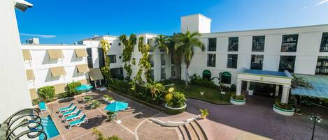 Vista frontal de la propiedad