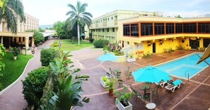 Outdoor pool - Knutsford Court Hotel (Kingston)
