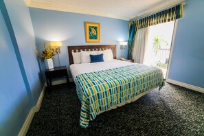 Rom – standard, 1 kingsize-seng | Safe på rommet, skrivebord og skrivebord for bærbar PC