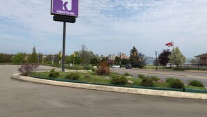 Une enseigne « Knights Inn » avec le logo d’un casque de chevalier.