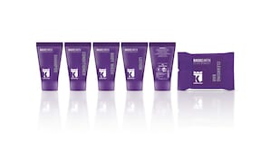 Une gamme de produits de soins pour la peau de couleur violette, comprenant un shampooing, un après-shampooing, un gel douche, une lotion et un savon nettoyant.