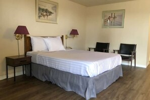 Desk, iron/ironing board, free cribs/infant beds, free WiFi - Knights Inn Fort Erie (Fort Erie)