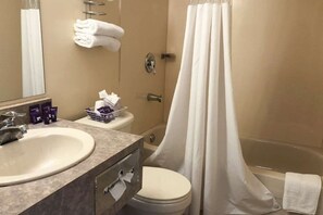 Combined shower/bathtub, towels