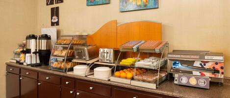 Un buffet proposant une variété de plats et une machine à crêpes à commande sans contact.