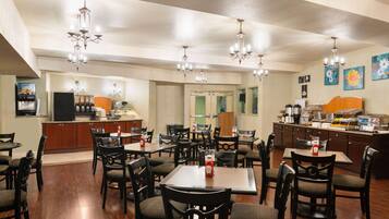 Café da manhã com buffet grátis todos os dias