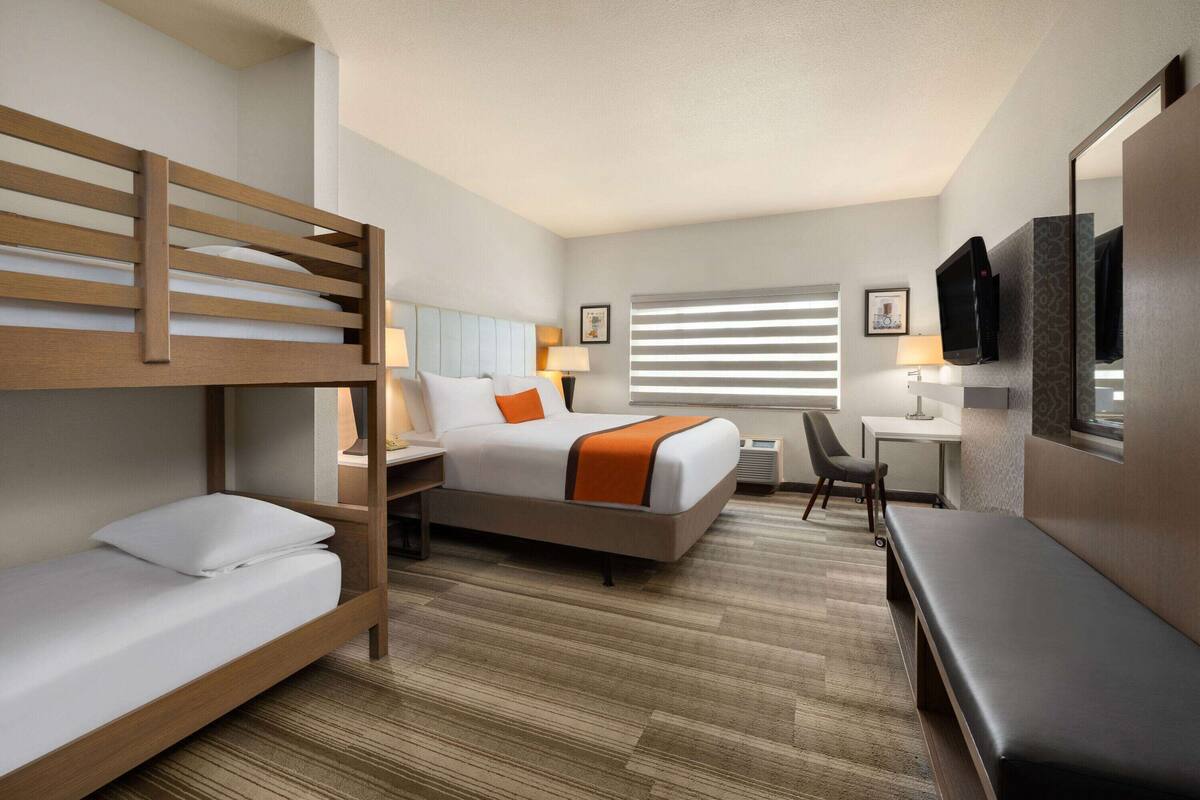 Familierom, flere senger, ikke-røyk | Safe på rommet, skrivebord, blendingsgardiner og strykejern/-brett