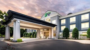 A hotel with a covered entrance, columns, and a sign for Hyatt Express Suites.