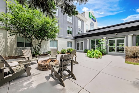 BBQ/picnic Area. Holiday Inn Express & Suites Sylva - Western Carolina Area by IHG