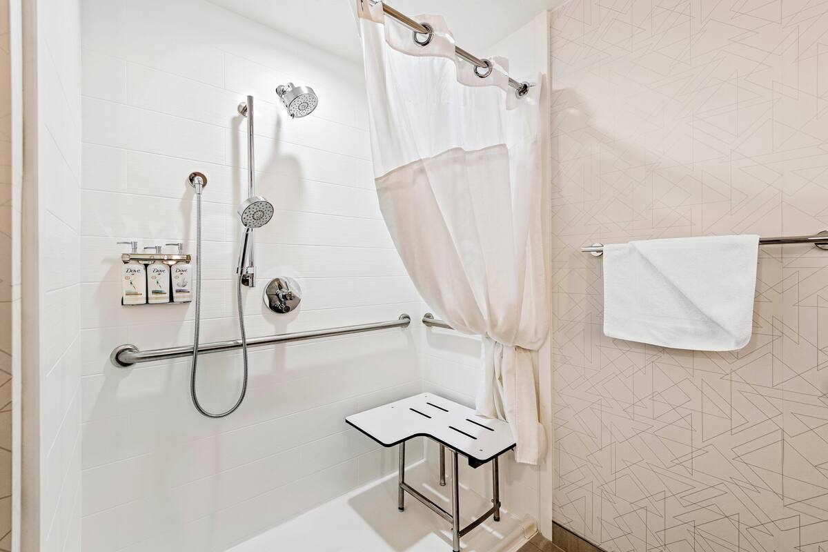 standard room, 1 king bed, accessible (communications, roll-in shower) | blackout curtains, iron/ironing board, cots/infant beds, free wifi