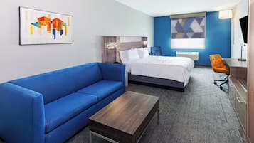 Edredones de plumas, escritorio, cortinas opacas