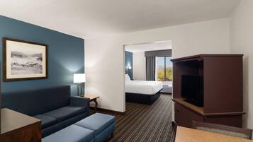 Bureau, rideaux occultants, fer et planche à repasser