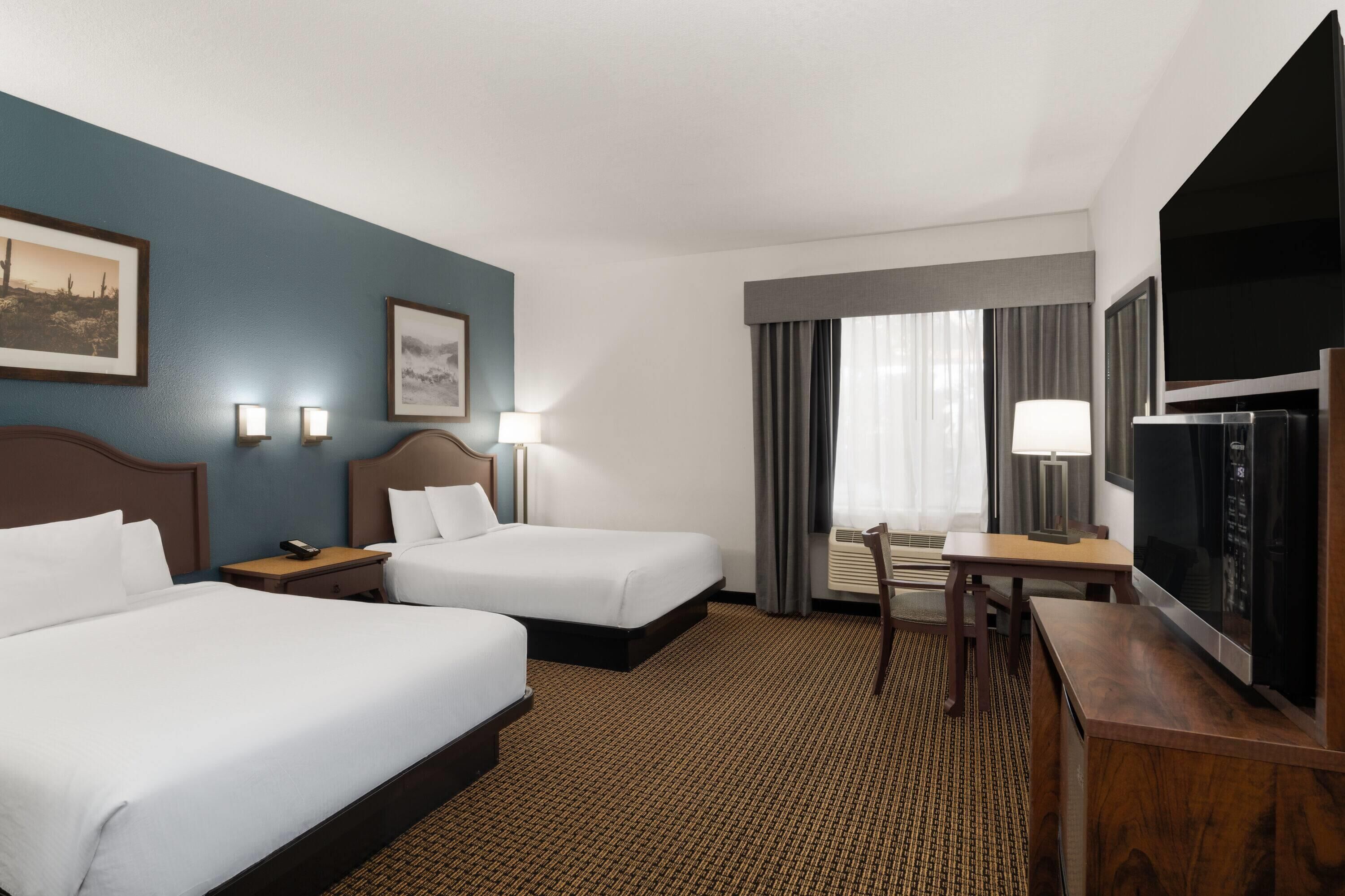 مكتب وستائر تعتيم ومكواة/لوح كي وأسرّة أطفال/رضّع (مجانًا)