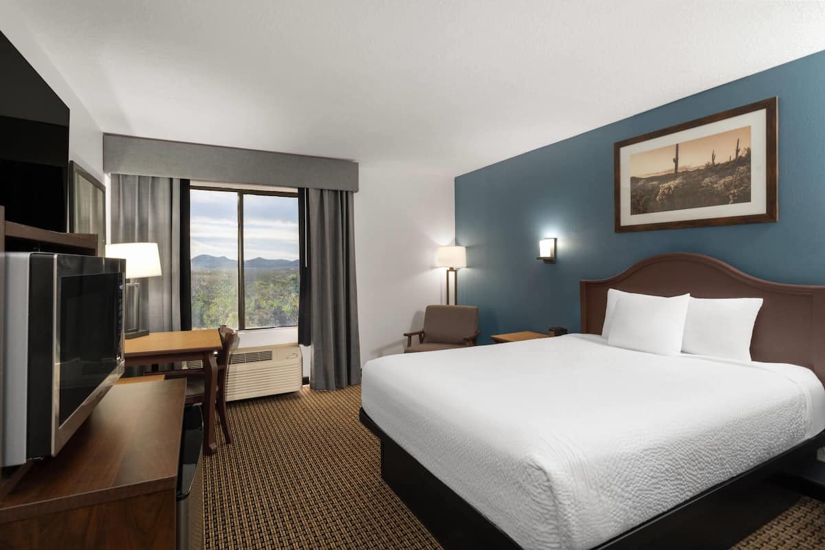 Habitación, 1 cama Queen size, para no fumadores | Escritorio, cortinas blackout y tabla de planchar con plancha