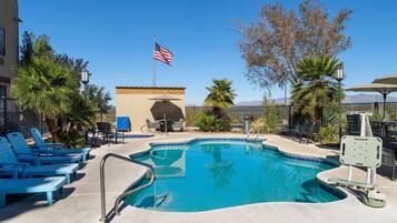 Piscine extérieure, chaises longues