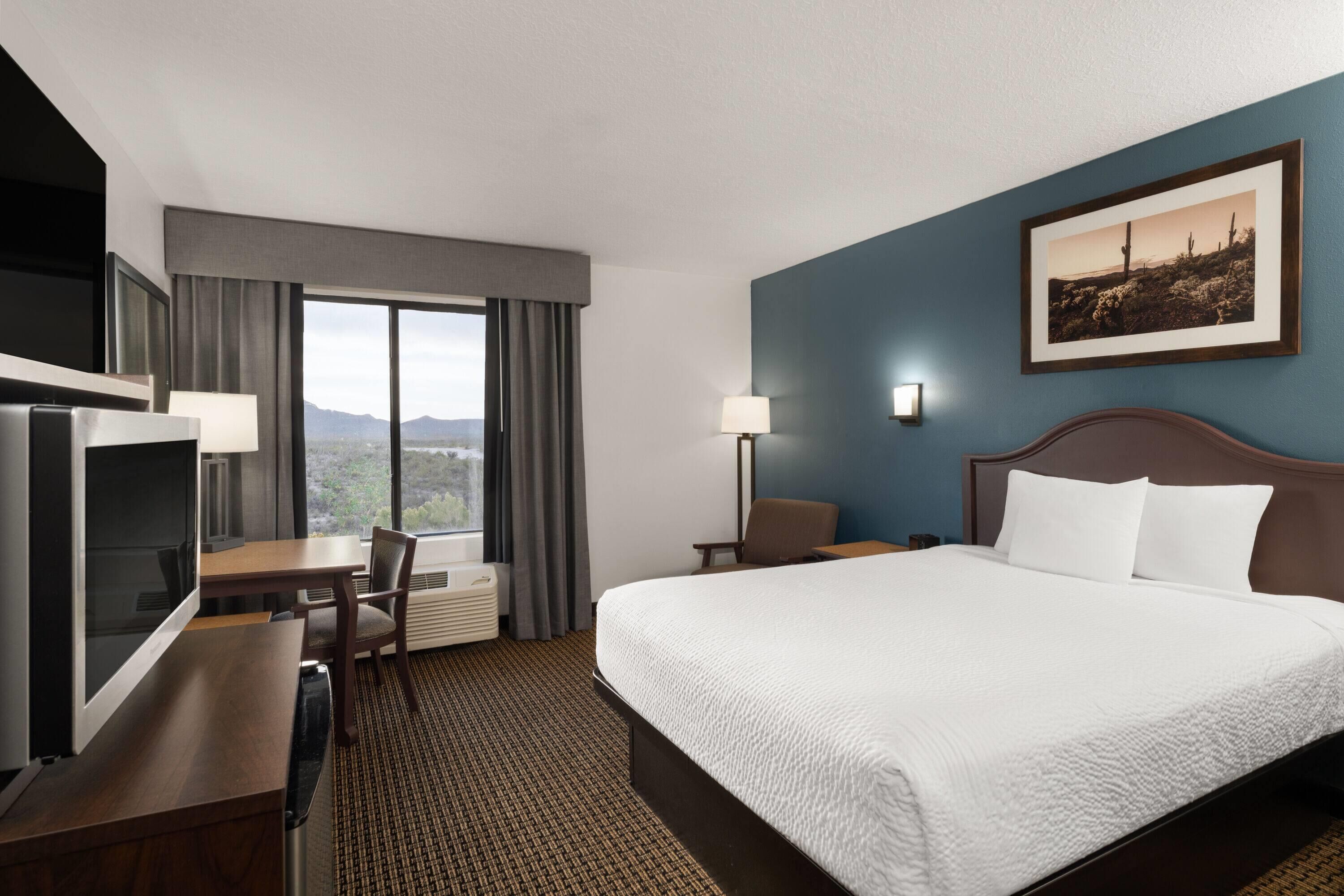 Habitación, 1 cama King size, para no fumadores | Escritorio, cortinas blackout y tabla de planchar con plancha 