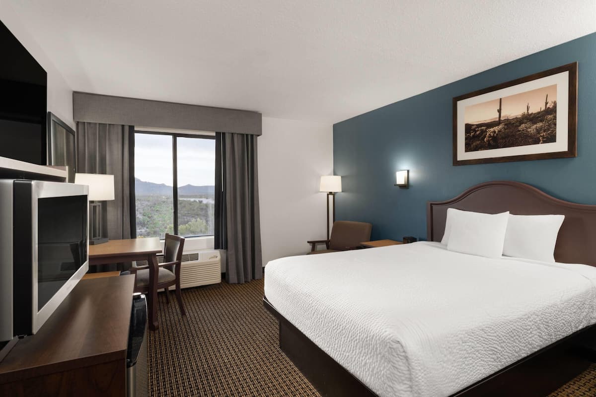 Habitación, 1 cama King size, para no fumadores | Escritorio, cortinas blackout y tabla de planchar con plancha