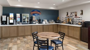Un rincón para desayunar con una mesa y sillas de madera, una estación de café y un letrero que dice "Breakfast Corner".