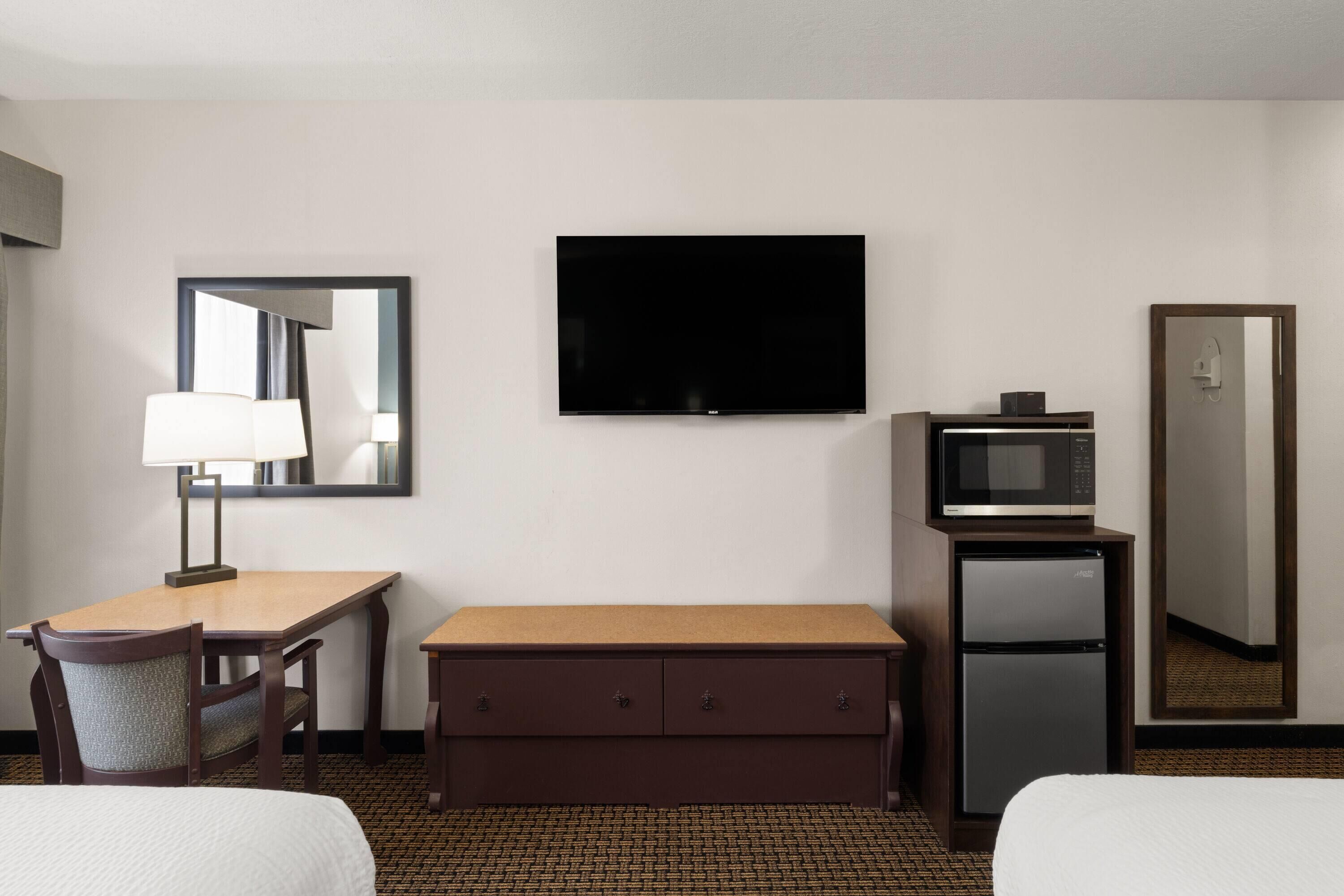 Habitación, 2 camas Queen size, para no fumadores | Escritorio, cortinas blackout y tabla de planchar con plancha 