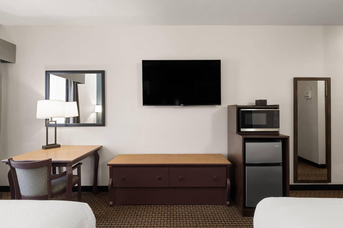 Habitación, 2 camas Queen size, para no fumadores | Escritorio, cortinas blackout y tabla de planchar con plancha