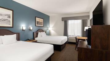 Bureau, rideaux occultants, fer et planche à repasser