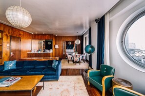 Loftsleilighet, terrasse | Sengetøy av topp kvalitet, dundyner, minibar og safe på rommet