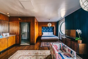 Junior penthouse | Prémium ágynemű, pehelypaplan, minibár és széf a szobában